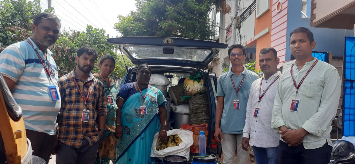 బిహెచ్అర్సి వైజాగ్ ఈరోజు అన్నార్ధులకు ఆహారం పంచిపెట్టే కార్యక్రమం మా టీమ్ మెంబర్స్ అందరూ కలి